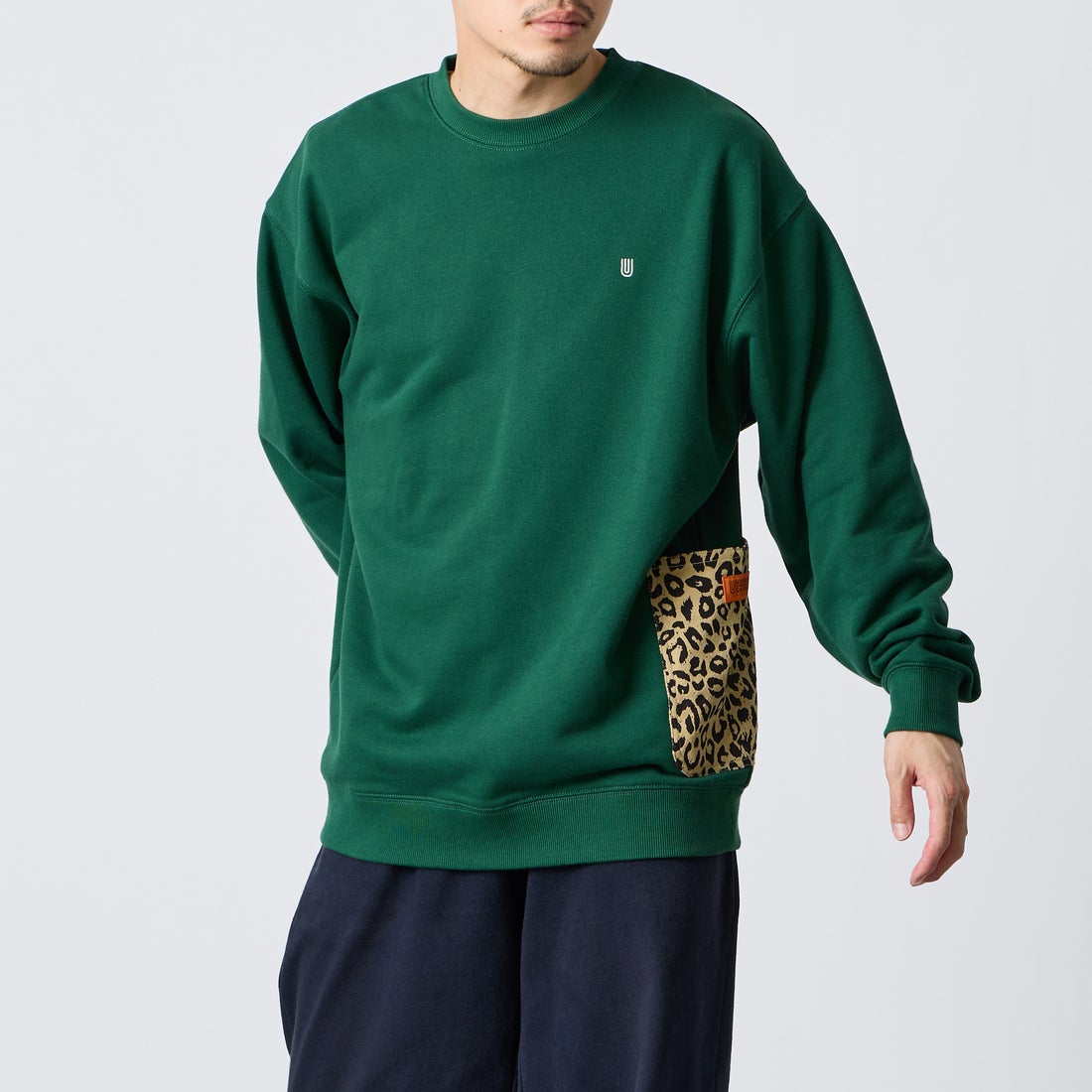UNIVERSAL OVERALL [ユニバーサルオーバーオール] 別注 レオパードポケット カバーオールスウェット [U2631226IN-JF] GREEN &&モデル身長：168cm 着用サイズ：L&&