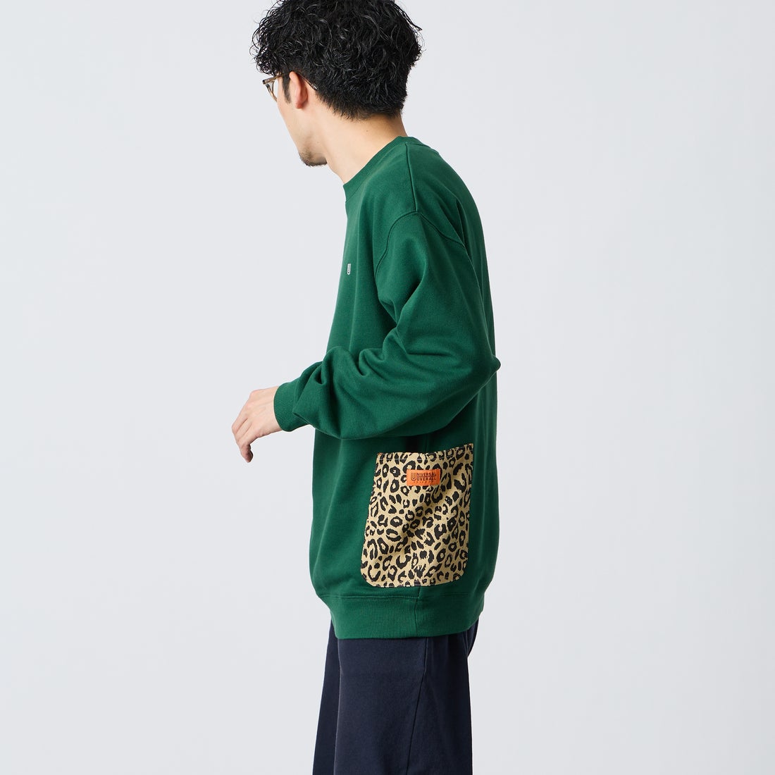 UNIVERSAL OVERALL [ユニバーサルオーバーオール] 別注 レオパードポケット カバーオールスウェット [U2631226IN-JF] GREEN &&モデル身長：168cm 着用サイズ：L&&