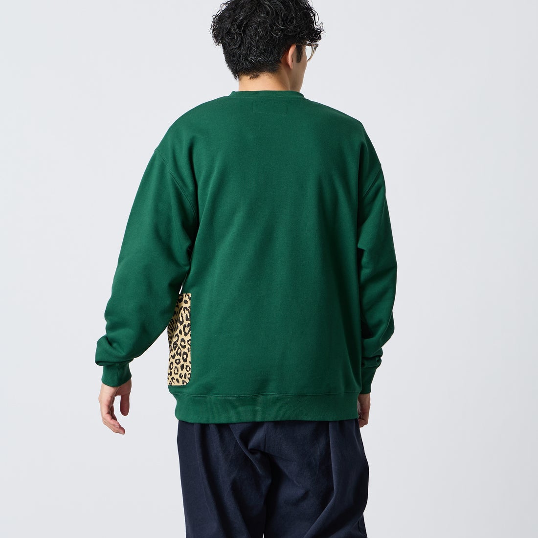 UNIVERSAL OVERALL [ユニバーサルオーバーオール] 別注 レオパードポケット カバーオールスウェット [U2631226IN-JF] GREEN &&モデル身長：168cm 着用サイズ：L&&