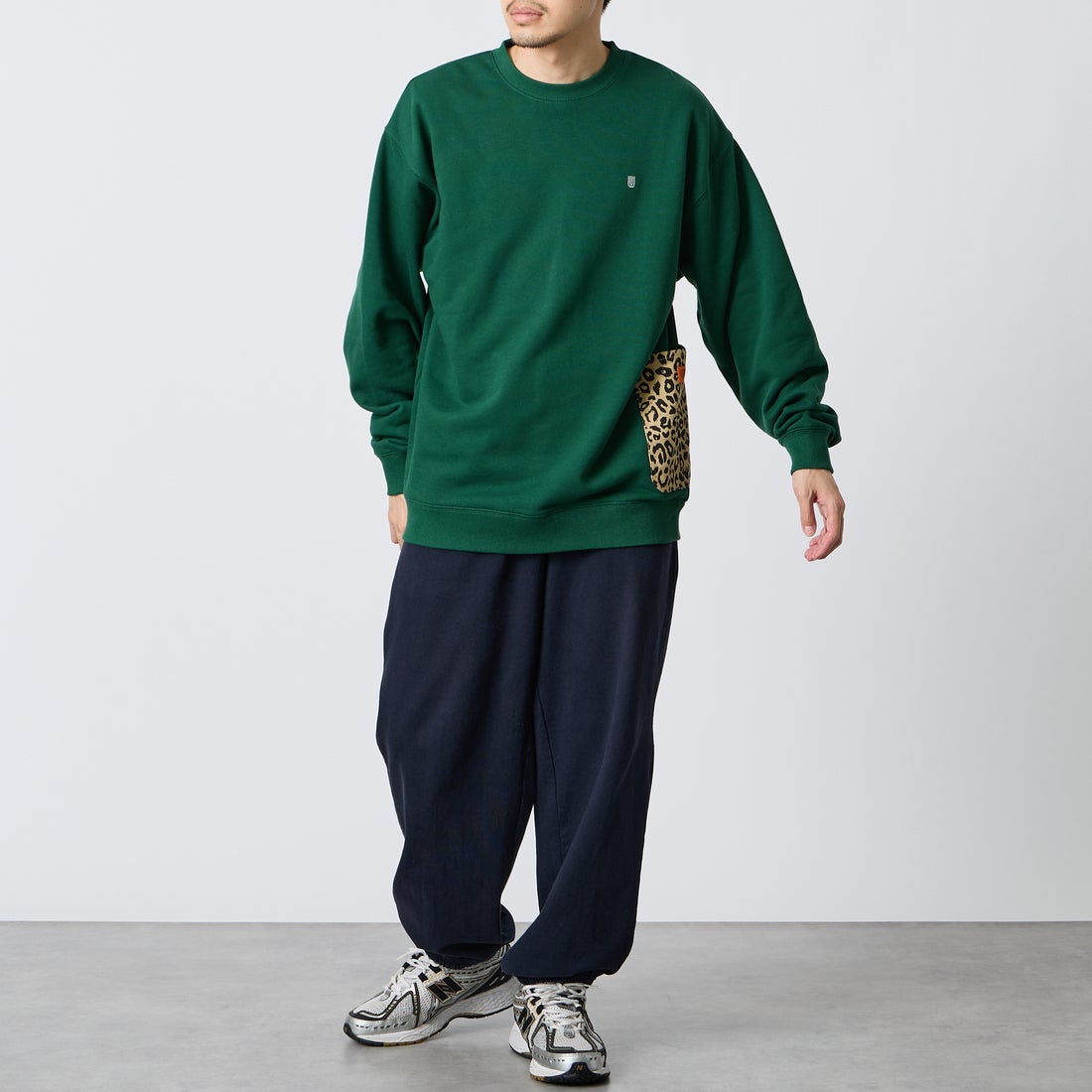 UNIVERSAL OVERALL [ユニバーサルオーバーオール] 別注 レオパードポケット カバーオールスウェット [U2631226IN-JF] GREEN &&モデル身長：168cm 着用サイズ：L&&