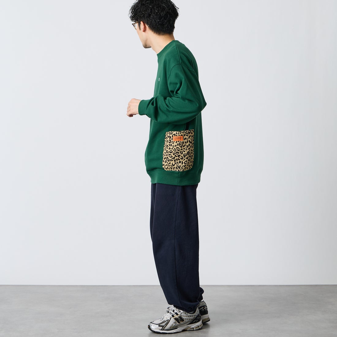 UNIVERSAL OVERALL [ユニバーサルオーバーオール] 別注 レオパードポケット カバーオールスウェット [U2631226IN-JF] GREEN &&モデル身長：168cm 着用サイズ：L&&
