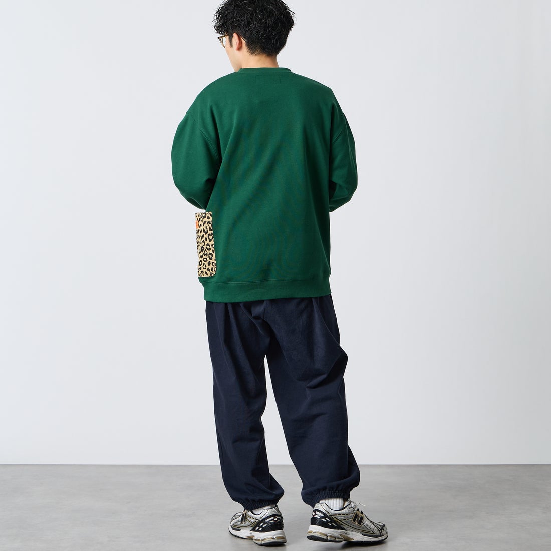 UNIVERSAL OVERALL [ユニバーサルオーバーオール] 別注 レオパードポケット カバーオールスウェット [U2631226IN-JF] GREEN &&モデル身長：168cm 着用サイズ：L&&