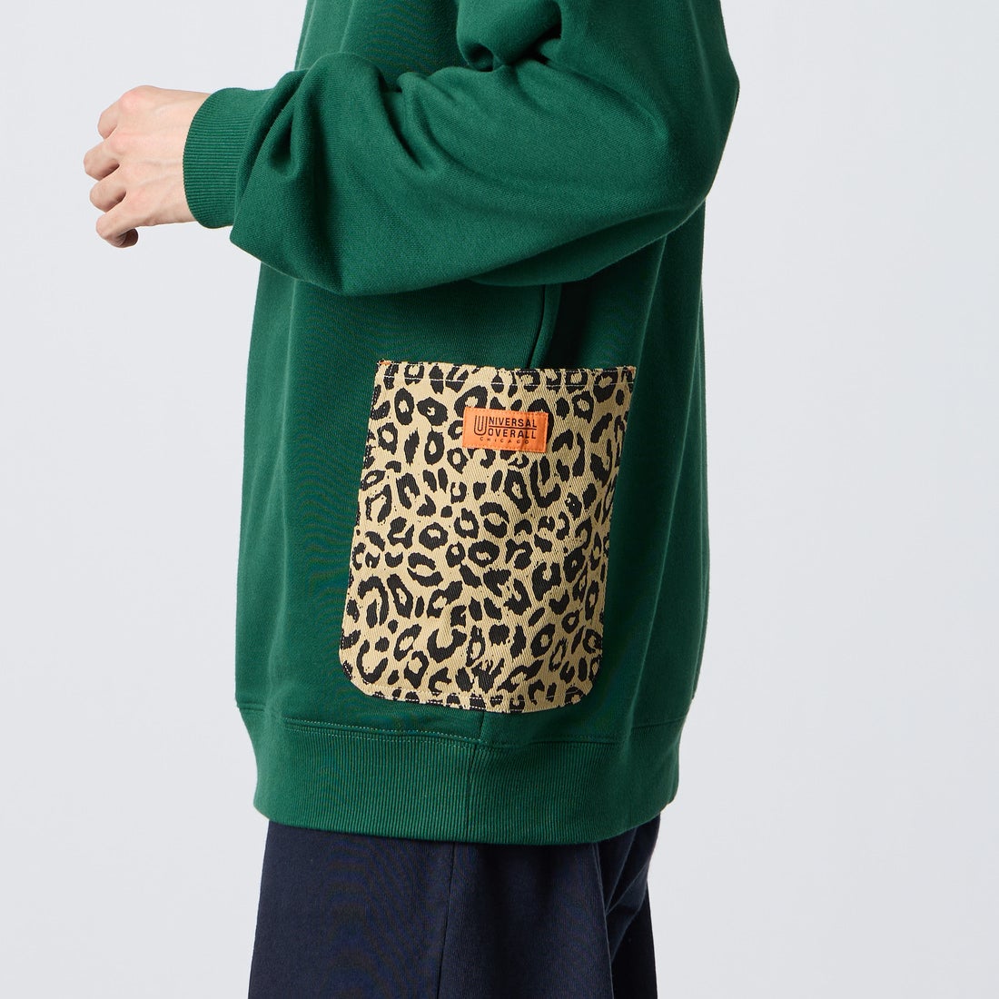 UNIVERSAL OVERALL [ユニバーサルオーバーオール] 別注 レオパードポケット カバーオールスウェット [U2631226IN-JF] GREEN &&モデル身長：168cm 着用サイズ：L&&
