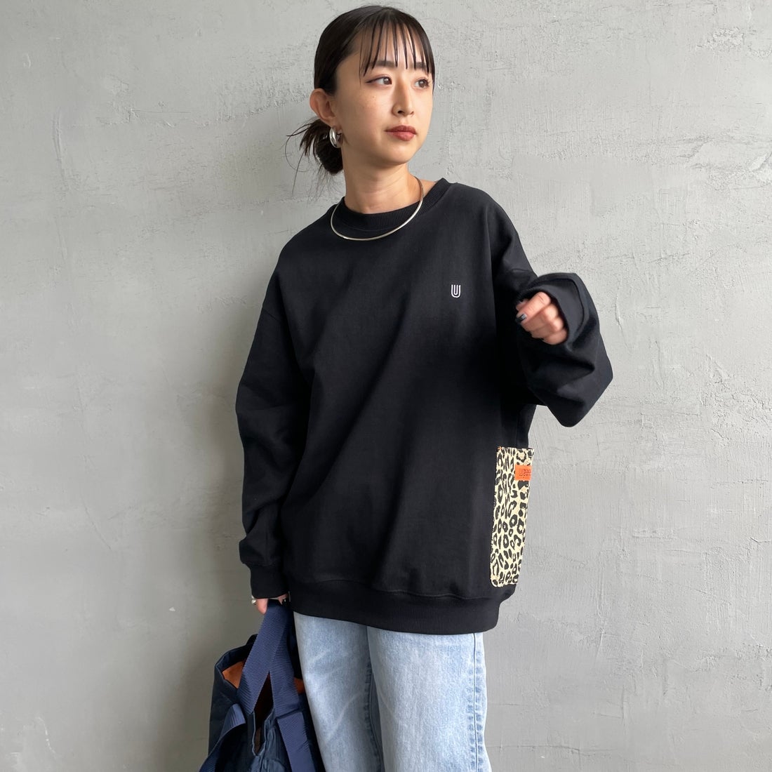 UNIVERSAL OVERALL [ユニバーサルオーバーオール] 別注 レオパードポケット カバーオールスウェット [U2631226IN-JF] BLACK &&モデル身長：150cm 着用サイズ：S&&