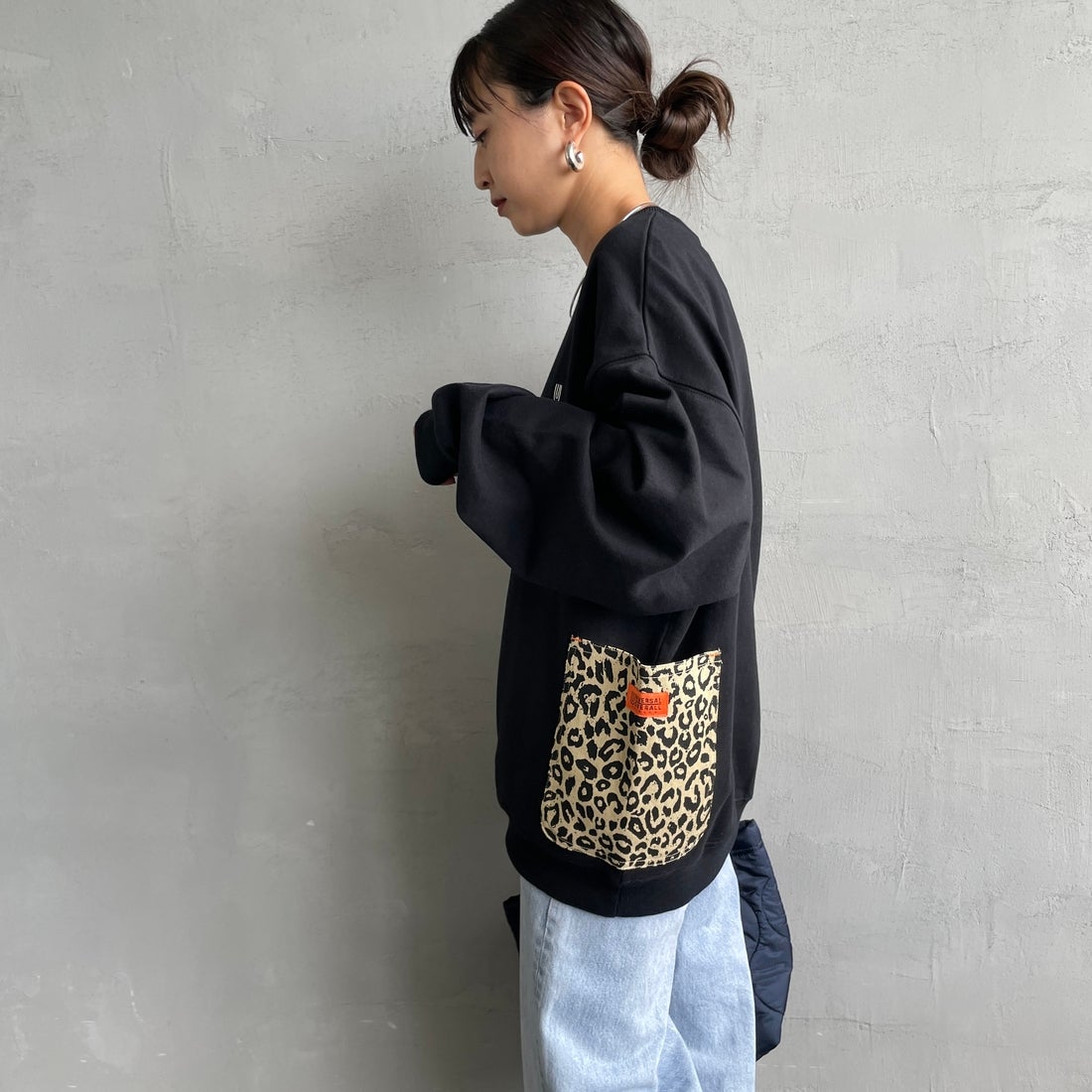UNIVERSAL OVERALL [ユニバーサルオーバーオール] 別注 レオパードポケット カバーオールスウェット [U2631226IN-JF] BLACK &&モデル身長：150cm 着用サイズ：S&&