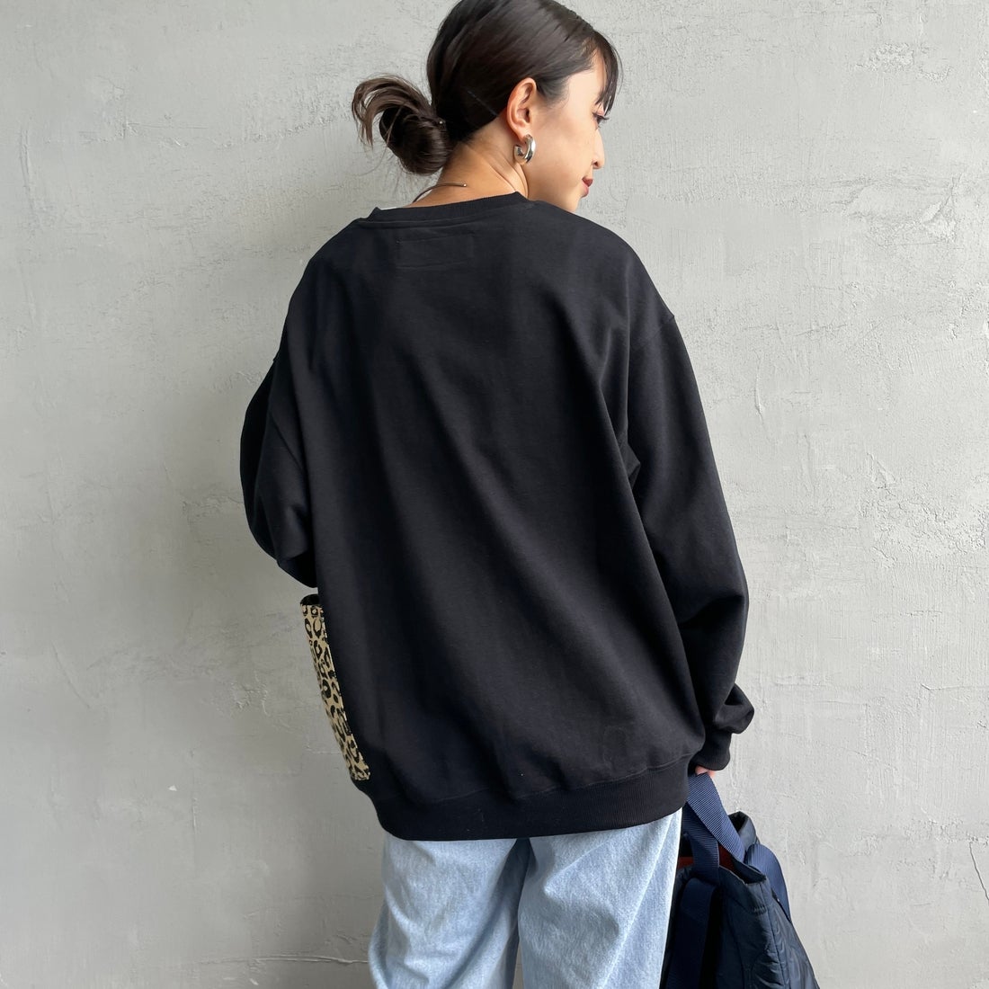 UNIVERSAL OVERALL [ユニバーサルオーバーオール] 別注 レオパードポケット カバーオールスウェット [U2631226IN-JF] BLACK &&モデル身長：150cm 着用サイズ：S&&