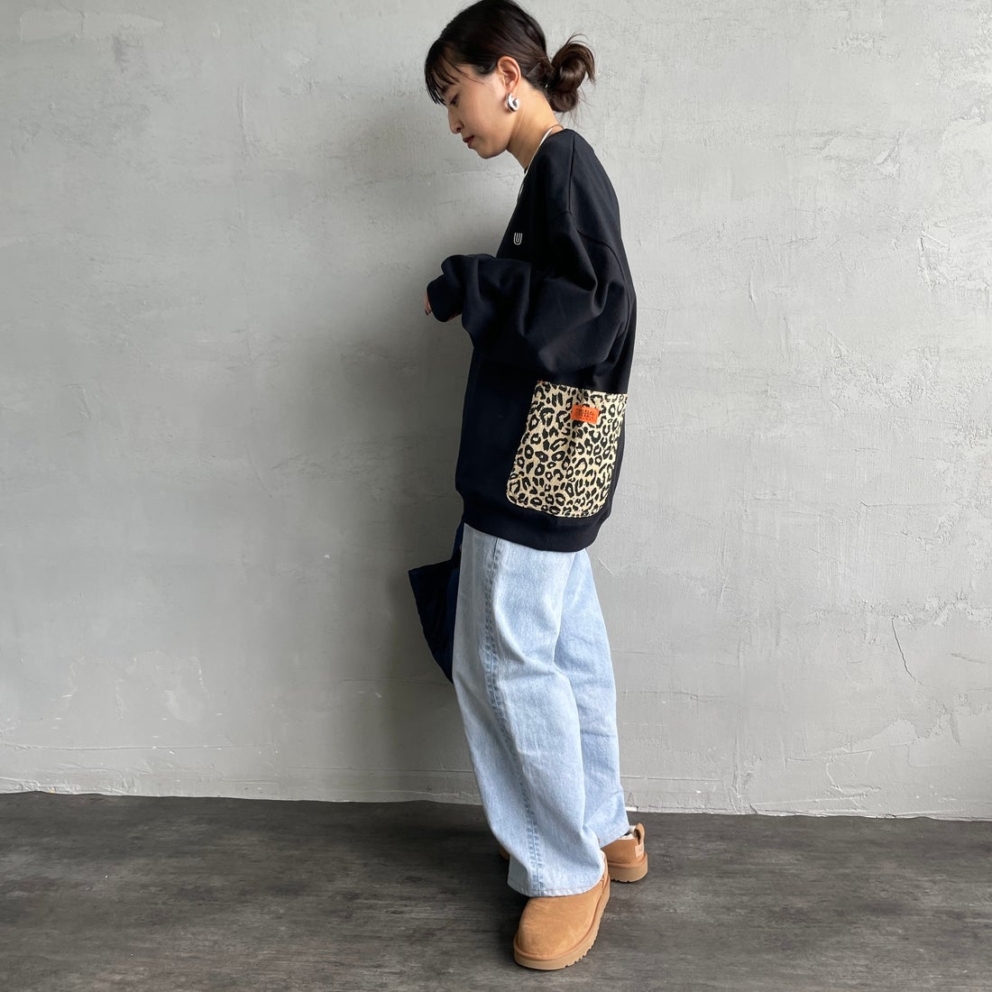 UNIVERSAL OVERALL [ユニバーサルオーバーオール] 別注 レオパードポケット カバーオールスウェット [U2631226IN-JF] BLACK &&モデル身長：150cm 着用サイズ：S&&