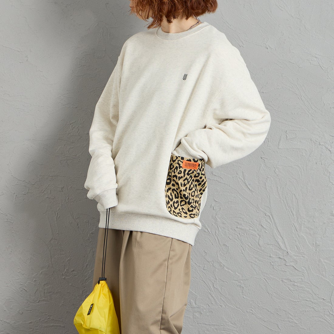 UNIVERSAL OVERALL [ユニバーサルオーバーオール] 別注 レオパードポケット カバーオールスウェット [U2631226IN-JF] OFF GRAY &&モデル身長：158cm 着用サイズ：S&&