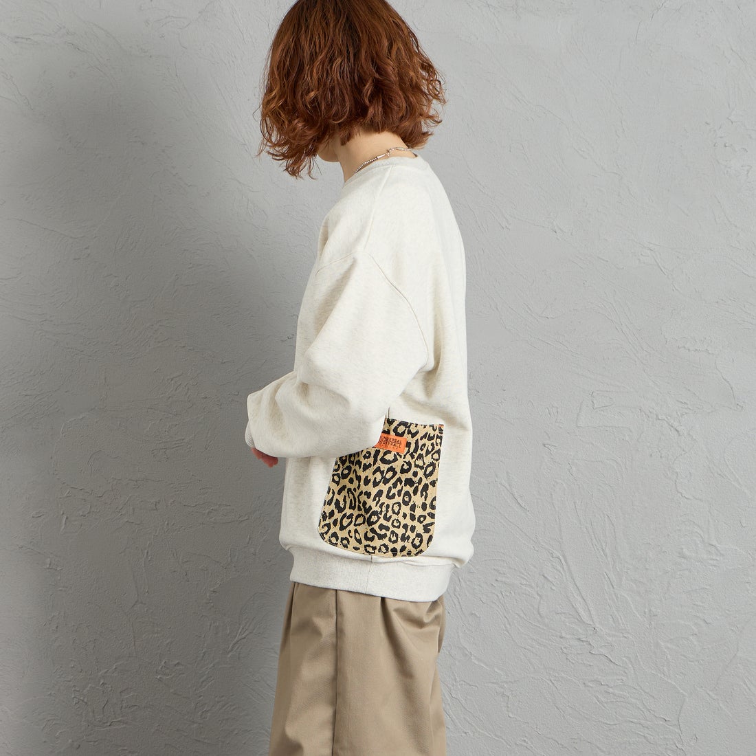 UNIVERSAL OVERALL [ユニバーサルオーバーオール] 別注 レオパードポケット カバーオールスウェット [U2631226IN-JF] OFF GRAY &&モデル身長：158cm 着用サイズ：S&&