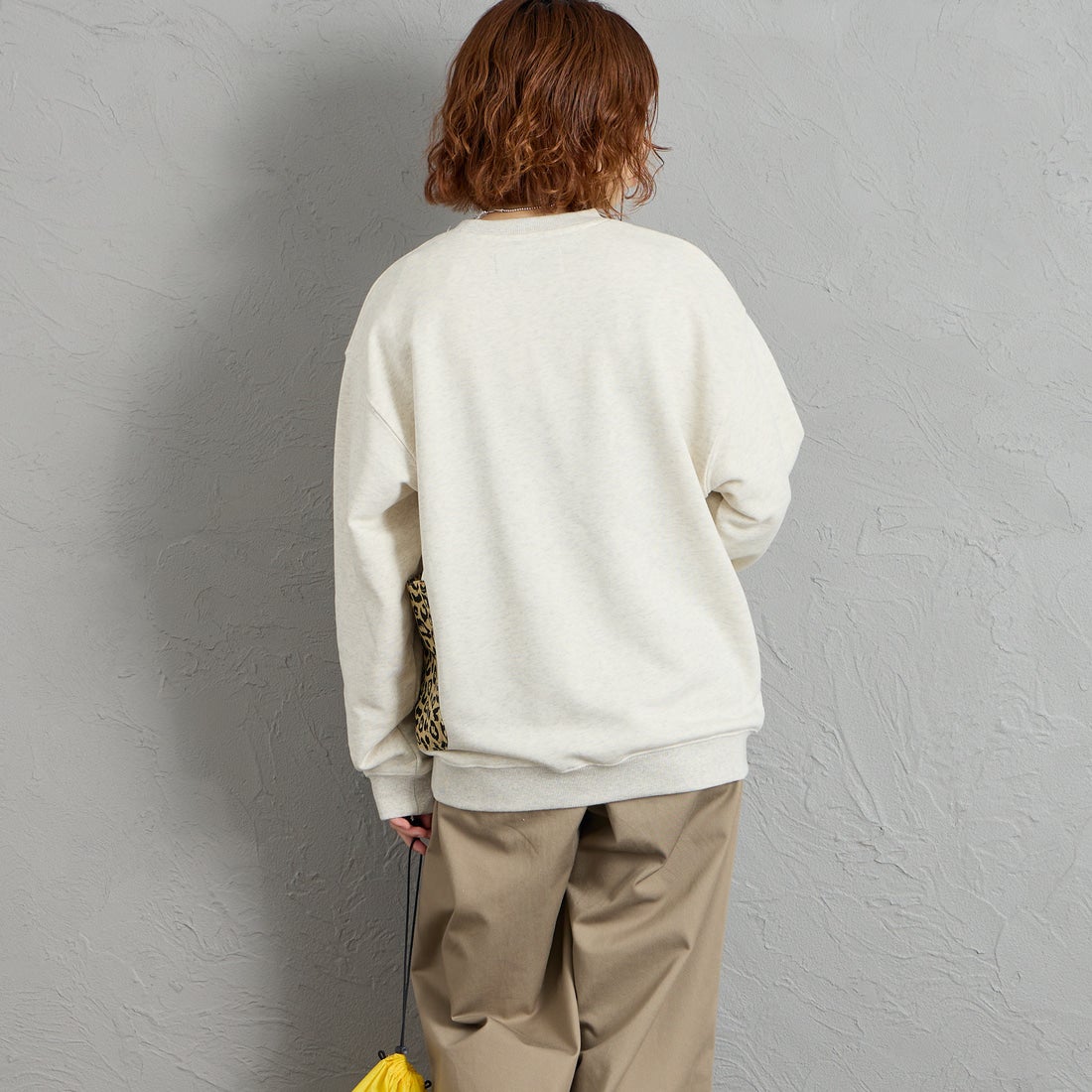 UNIVERSAL OVERALL [ユニバーサルオーバーオール] 別注 レオパードポケット カバーオールスウェット [U2631226IN-JF] OFF GRAY &&モデル身長：158cm 着用サイズ：S&&