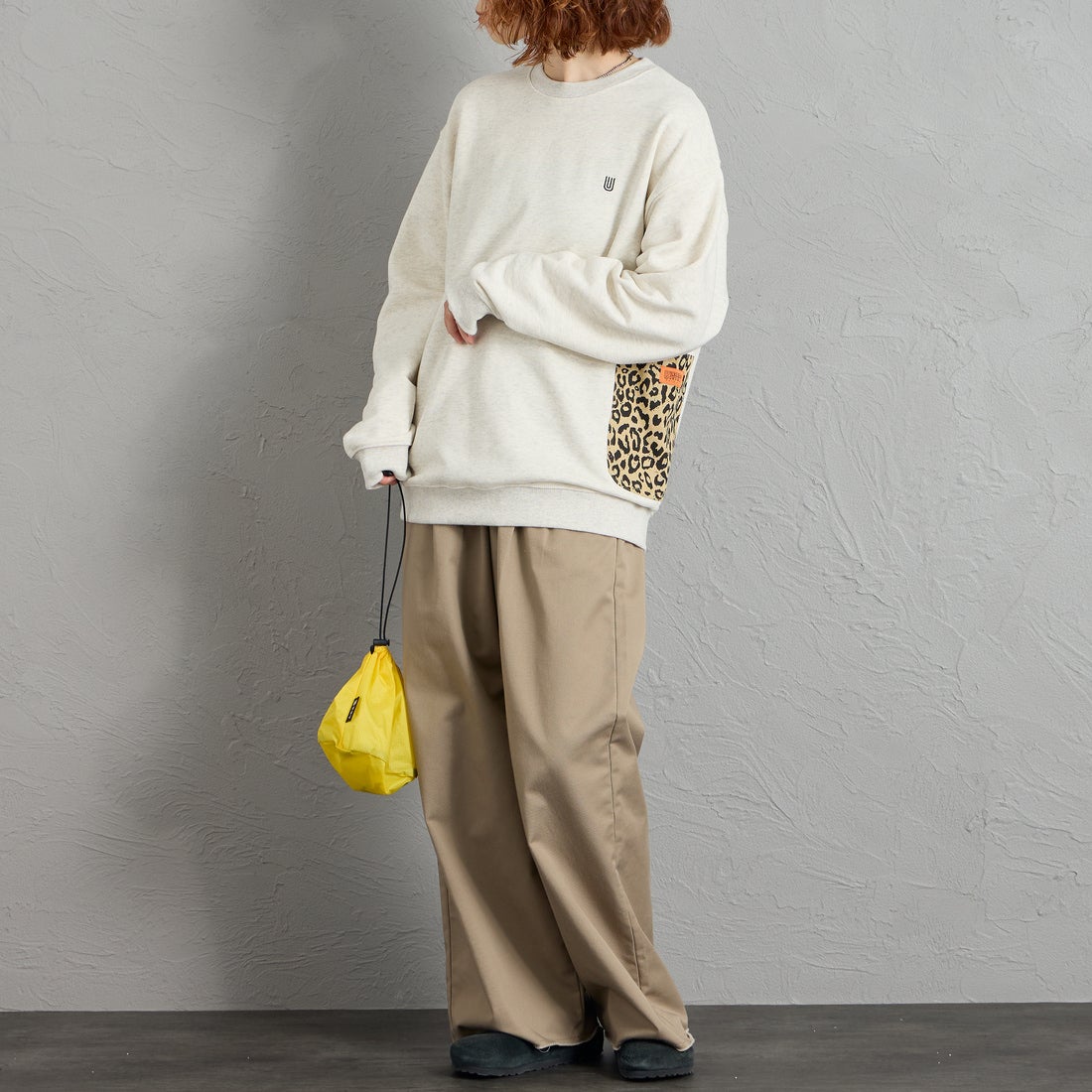 UNIVERSAL OVERALL [ユニバーサルオーバーオール] 別注 レオパードポケット カバーオールスウェット [U2631226IN-JF] OFF GRAY &&モデル身長：158cm 着用サイズ：S&&