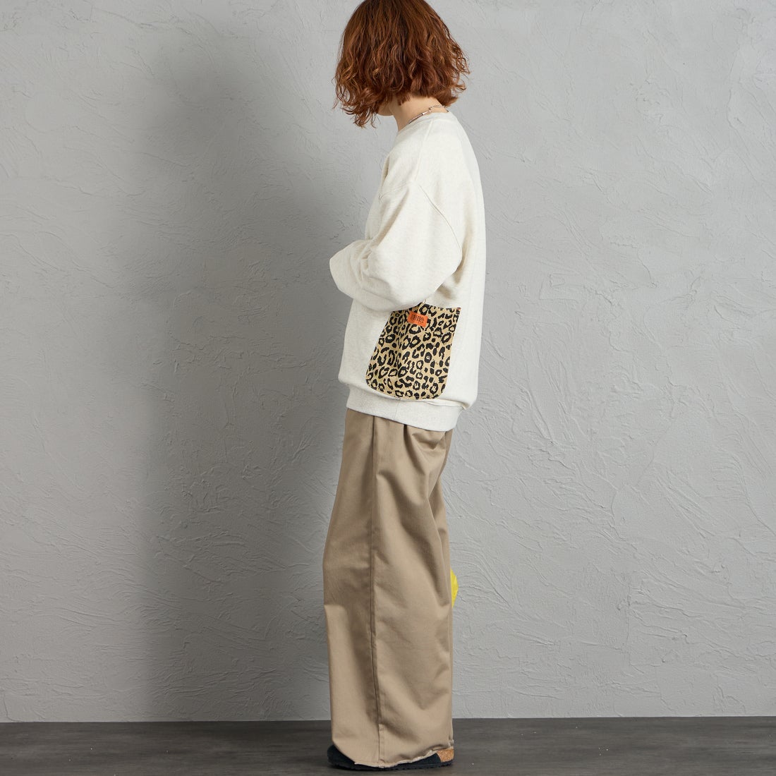 UNIVERSAL OVERALL [ユニバーサルオーバーオール] 別注 レオパードポケット カバーオールスウェット [U2631226IN-JF] OFF GRAY &&モデル身長：158cm 着用サイズ：S&&