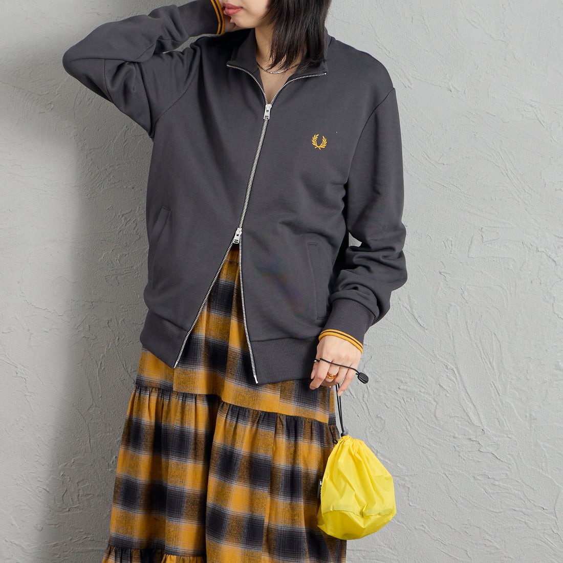 FRED PERRY [フレッドペリー] ロゴ刺繍ジップスルースウェットシャツ [J3340] 61C ANCHOR &&モデル身長：162cm 着用サイズ：S&&