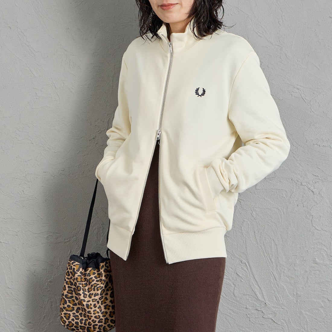 FRED PERRY [フレッドペリー] ロゴ刺繍ジップスルースウェットシャツ [J3340] 560 ECRU &&モデル身長：160cm 着用サイズ：S&&
