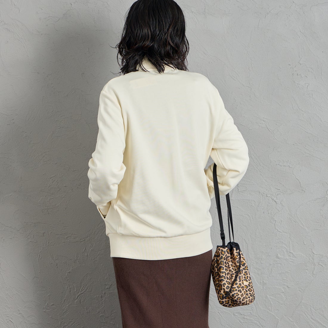 FRED PERRY [フレッドペリー] ロゴ刺繍ジップスルースウェットシャツ [J3340] 560 ECRU &&モデル身長：160cm 着用サイズ：S&&