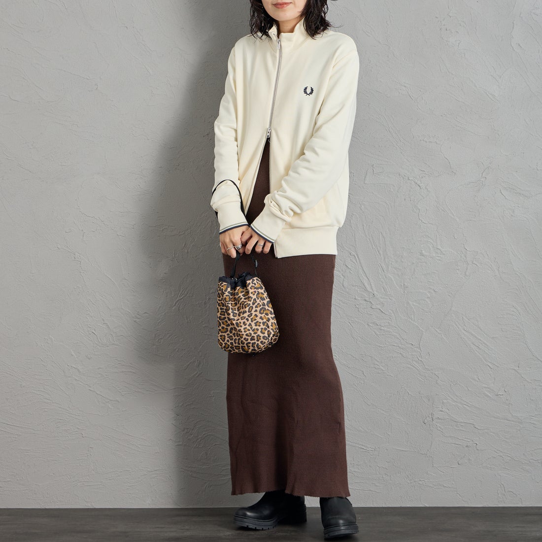 FRED PERRY [フレッドペリー] ロゴ刺繍ジップスルースウェットシャツ [J3340] 560 ECRU &&モデル身長：160cm 着用サイズ：S&&