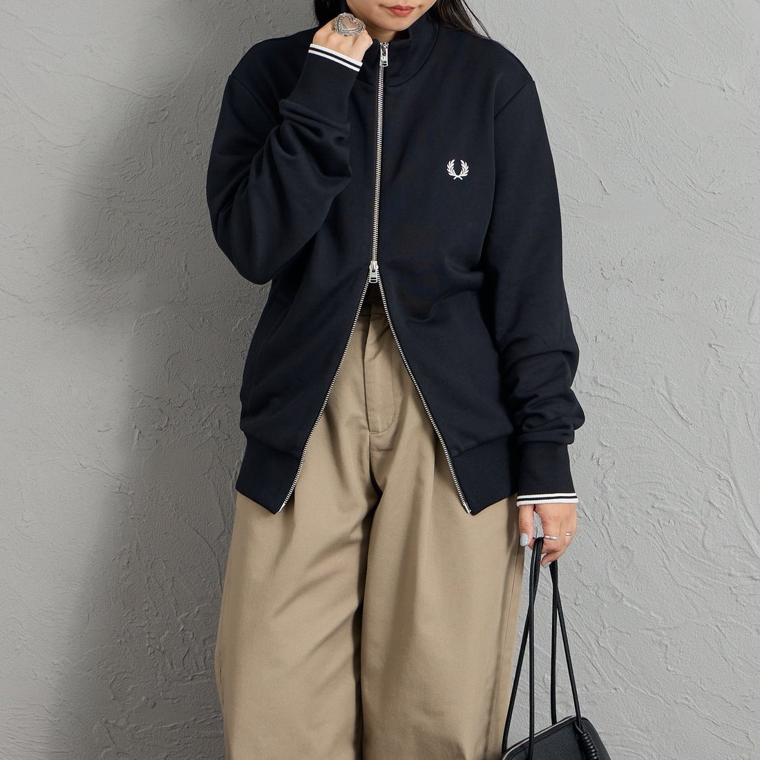 FRED PERRY [フレッドペリー] ロゴ刺繍ジップスルースウェットシャツ [J3340] 102 BLACK &&モデル身長：156cm 着用サイズ：S&&