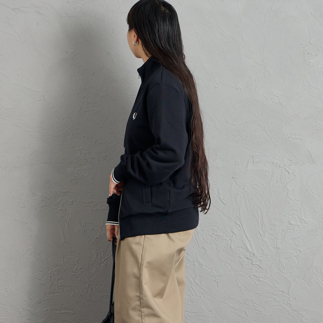 FRED PERRY [フレッドペリー] ロゴ刺繍ジップスルースウェットシャツ [J3340] 102 BLACK &&モデル身長：156cm 着用サイズ：S&&