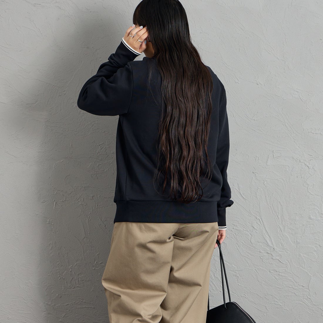 FRED PERRY [フレッドペリー] ロゴ刺繍ジップスルースウェットシャツ [J3340] 102 BLACK &&モデル身長：156cm 着用サイズ：S&&