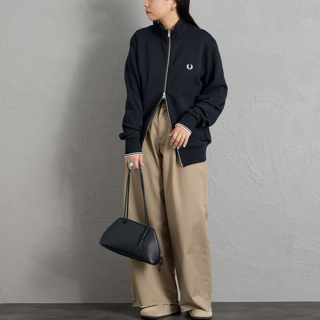 FRED PERRY [フレッドペリー] ロゴ刺繍ジップスルースウェットシャツ [J3340] 102 BLACK &&モデル身長：156cm 着用サイズ：S&&