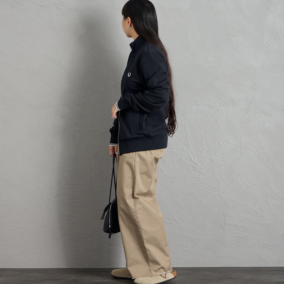 FRED PERRY [フレッドペリー] ロゴ刺繍ジップスルースウェットシャツ [J3340] 102 BLACK &&モデル身長：156cm 着用サイズ：S&&