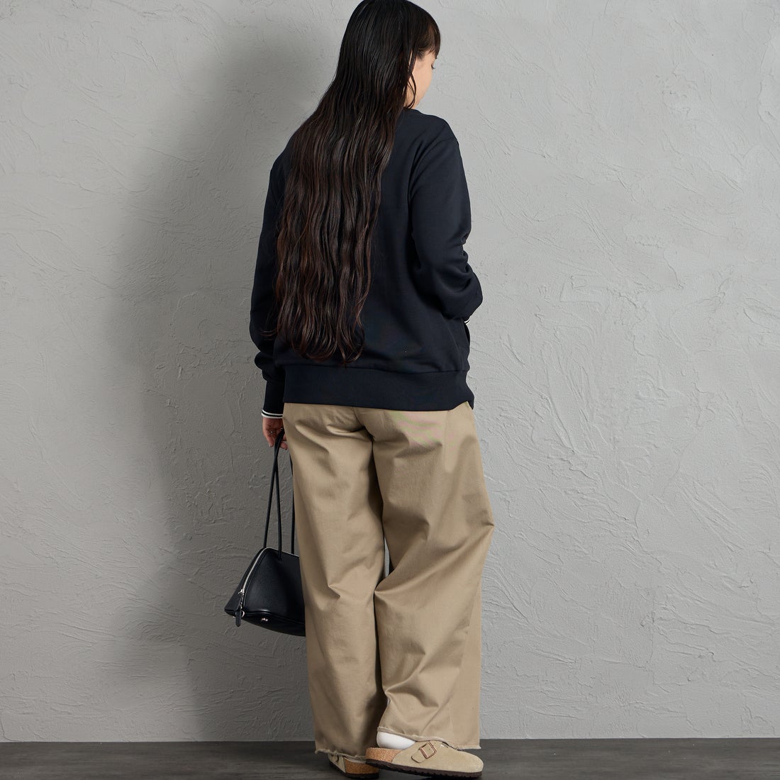 FRED PERRY [フレッドペリー] ロゴ刺繍ジップスルースウェットシャツ [J3340] 102 BLACK &&モデル身長：156cm 着用サイズ：S&&