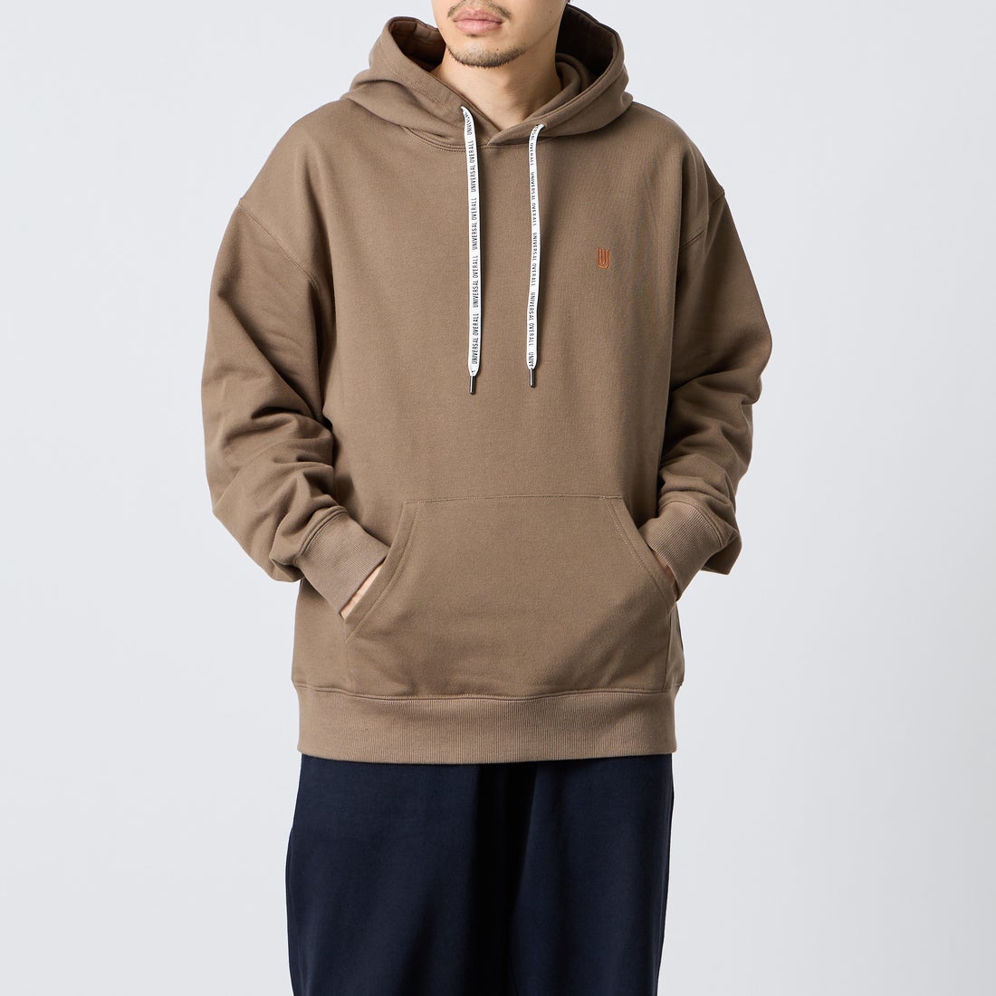 UNIVERSAL OVERALL [ユニバーサルオーバーオール] 別注 ワンポイントロゴ刺繍 スウェットパーカー [U2631230IN-JF] BEIGE &&モデル身長：168cm 着用サイズ：L&&