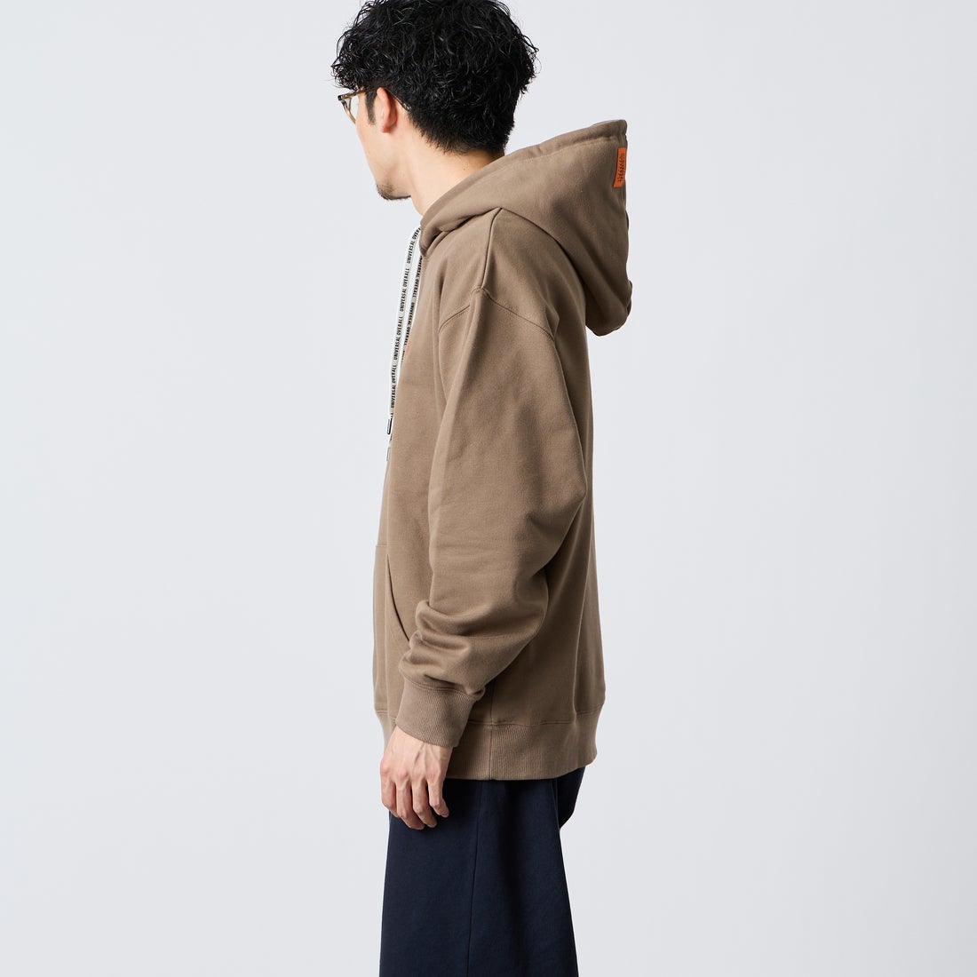 UNIVERSAL OVERALL [ユニバーサルオーバーオール] 別注 ワンポイントロゴ刺繍 スウェットパーカー [U2631230IN-JF] BEIGE &&モデル身長：168cm 着用サイズ：L&&