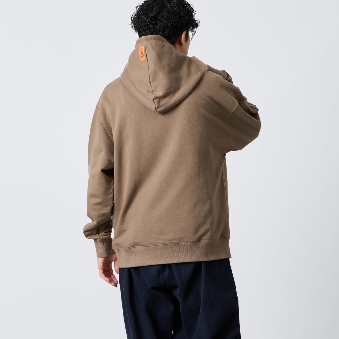UNIVERSAL OVERALL [ユニバーサルオーバーオール] 別注 ワンポイントロゴ刺繍 スウェットパーカー [U2631230IN-JF] BEIGE &&モデル身長：168cm 着用サイズ：L&&