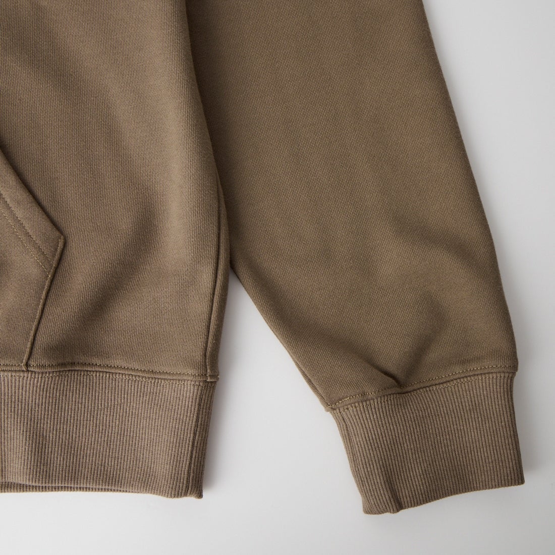 UNIVERSAL OVERALL [ユニバーサルオーバーオール] 別注 ワンポイントロゴ刺繍 スウェットパーカー [U2631230IN-JF] BEIGE