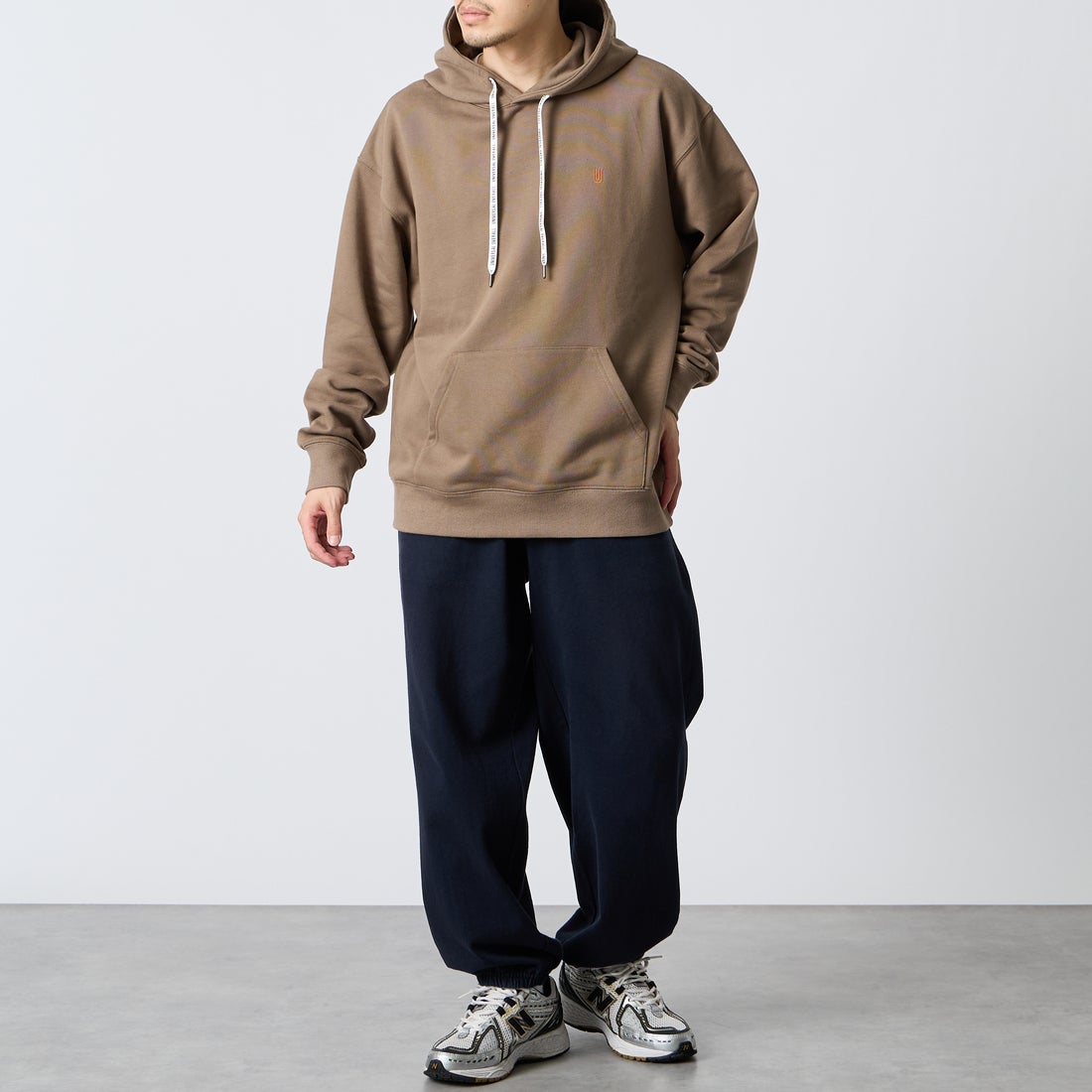 UNIVERSAL OVERALL [ユニバーサルオーバーオール] 別注 ワンポイントロゴ刺繍 スウェットパーカー [U2631230IN-JF] BEIGE &&モデル身長：168cm 着用サイズ：L&&