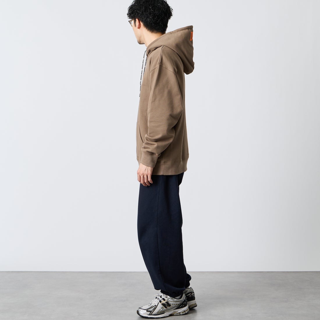 UNIVERSAL OVERALL [ユニバーサルオーバーオール] 別注 ワンポイントロゴ刺繍 スウェットパーカー [U2631230IN-JF] BEIGE &&モデル身長：168cm 着用サイズ：L&&