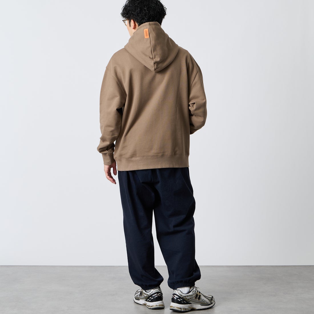 UNIVERSAL OVERALL [ユニバーサルオーバーオール] 別注 ワンポイントロゴ刺繍 スウェットパーカー [U2631230IN-JF] BEIGE &&モデル身長：168cm 着用サイズ：L&&