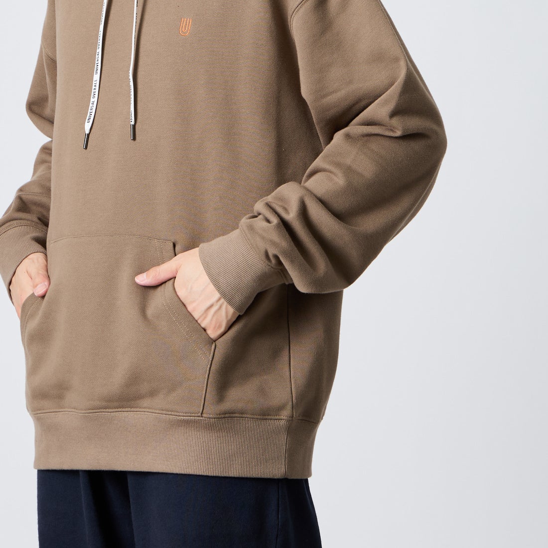 UNIVERSAL OVERALL [ユニバーサルオーバーオール] 別注 ワンポイントロゴ刺繍 スウェットパーカー [U2631230IN-JF] BEIGE &&モデル身長：168cm 着用サイズ：L&&