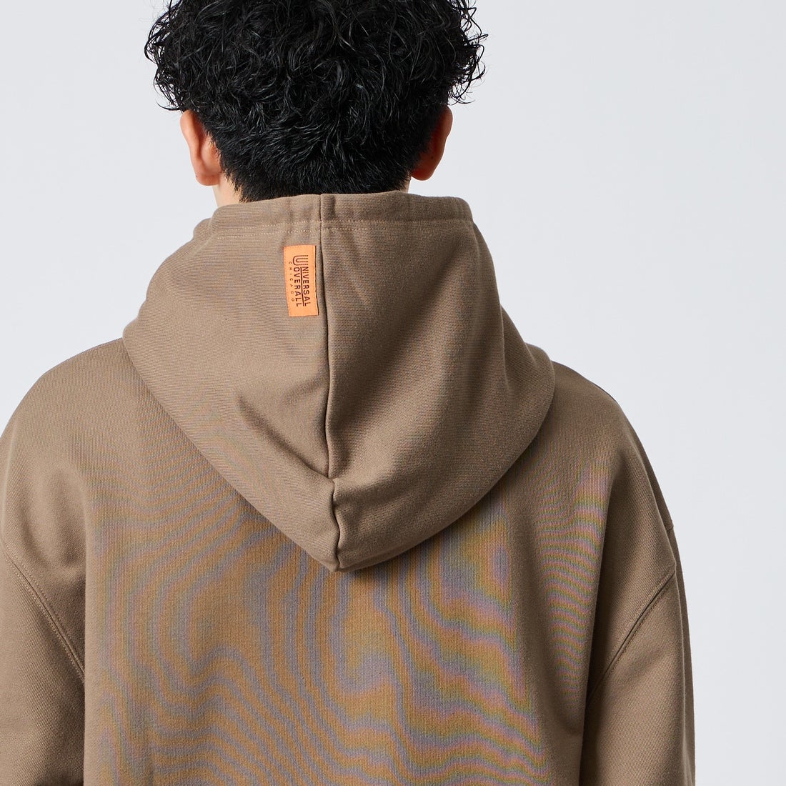 UNIVERSAL OVERALL [ユニバーサルオーバーオール] 別注 ワンポイントロゴ刺繍 スウェットパーカー [U2631230IN-JF] BEIGE &&モデル身長：168cm 着用サイズ：L&&