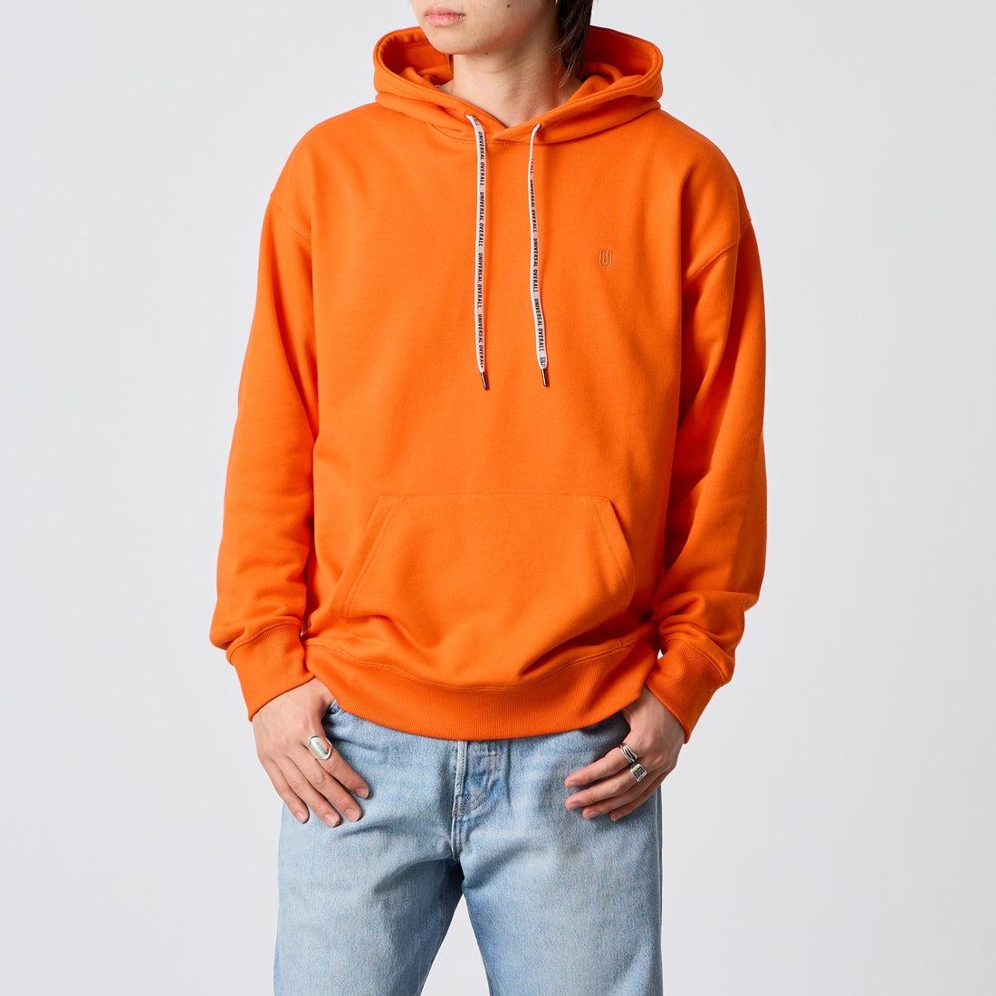 UNIVERSAL OVERALL [ユニバーサルオーバーオール] 別注 ワンポイントロゴ刺繍 スウェットパーカー [U2631230IN-JF] ORANGE &&モデル身長：177cm 着用サイズ：L&&