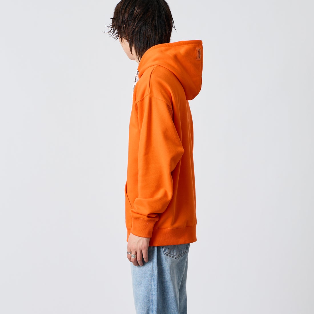 UNIVERSAL OVERALL [ユニバーサルオーバーオール] 別注 ワンポイントロゴ刺繍 スウェットパーカー [U2631230IN-JF] ORANGE &&モデル身長：177cm 着用サイズ：L&&