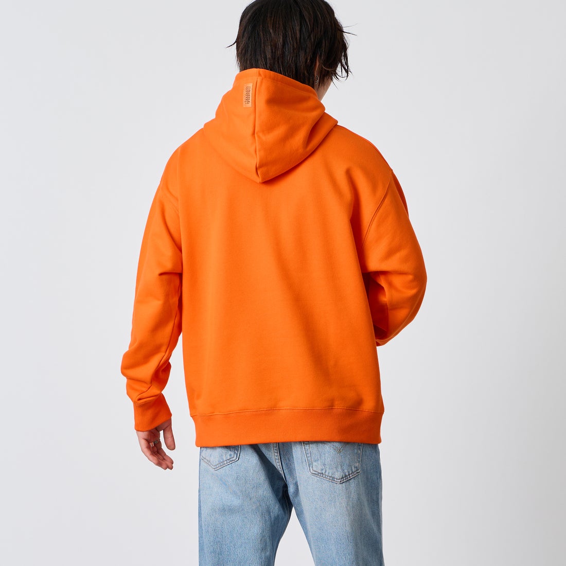 UNIVERSAL OVERALL [ユニバーサルオーバーオール] 別注 ワンポイントロゴ刺繍 スウェットパーカー [U2631230IN-JF] ORANGE &&モデル身長：177cm 着用サイズ：L&&