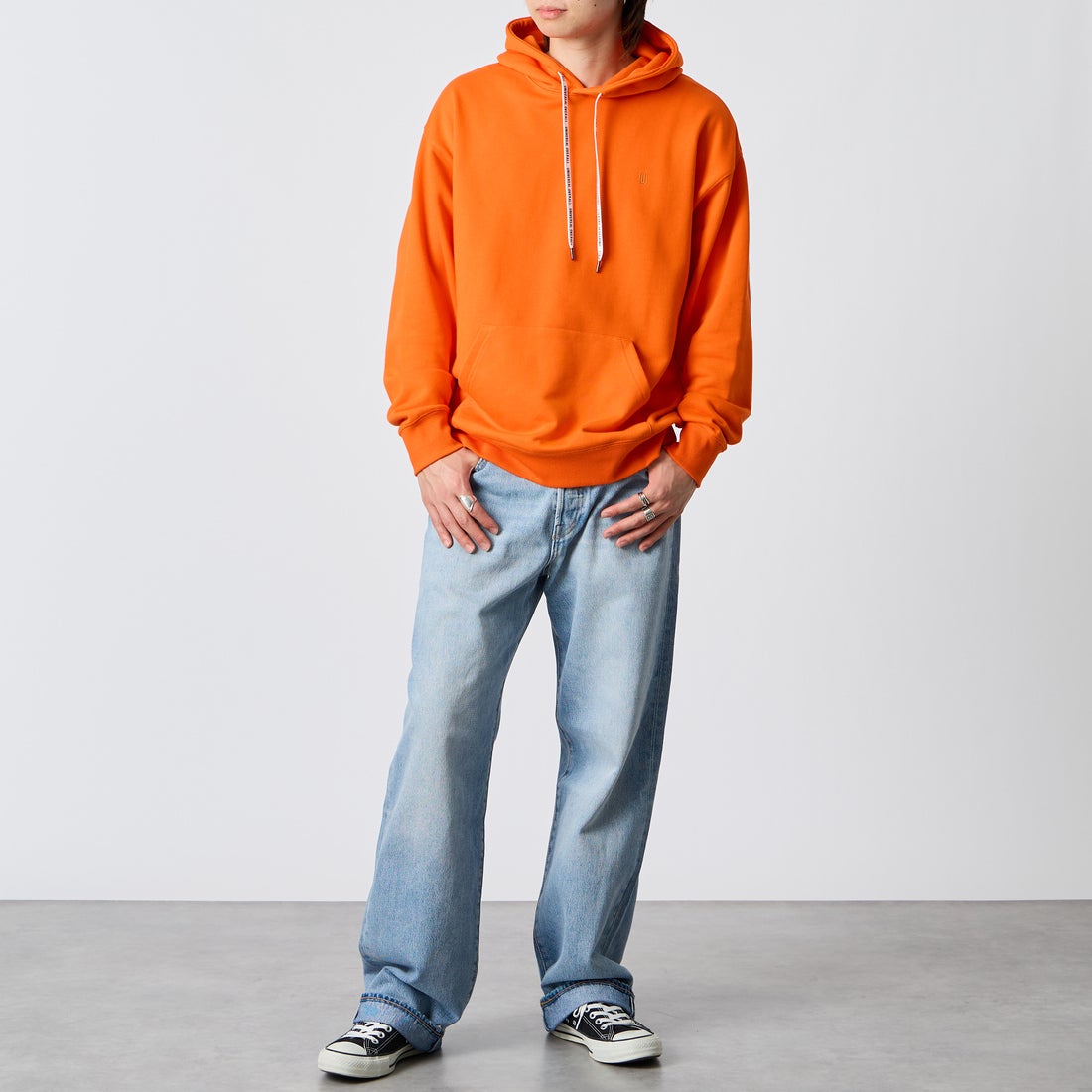 UNIVERSAL OVERALL [ユニバーサルオーバーオール] 別注 ワンポイントロゴ刺繍 スウェットパーカー [U2631230IN-JF] ORANGE &&モデル身長：177cm 着用サイズ：L&&