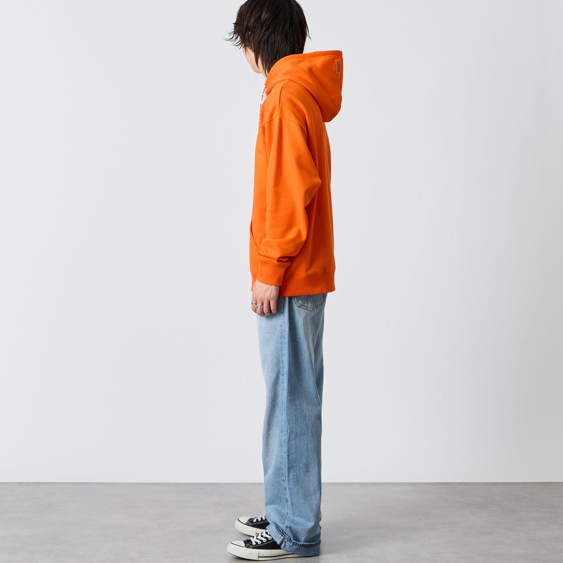 UNIVERSAL OVERALL [ユニバーサルオーバーオール] 別注 ワンポイントロゴ刺繍 スウェットパーカー [U2631230IN-JF] ORANGE &&モデル身長：177cm 着用サイズ：L&&