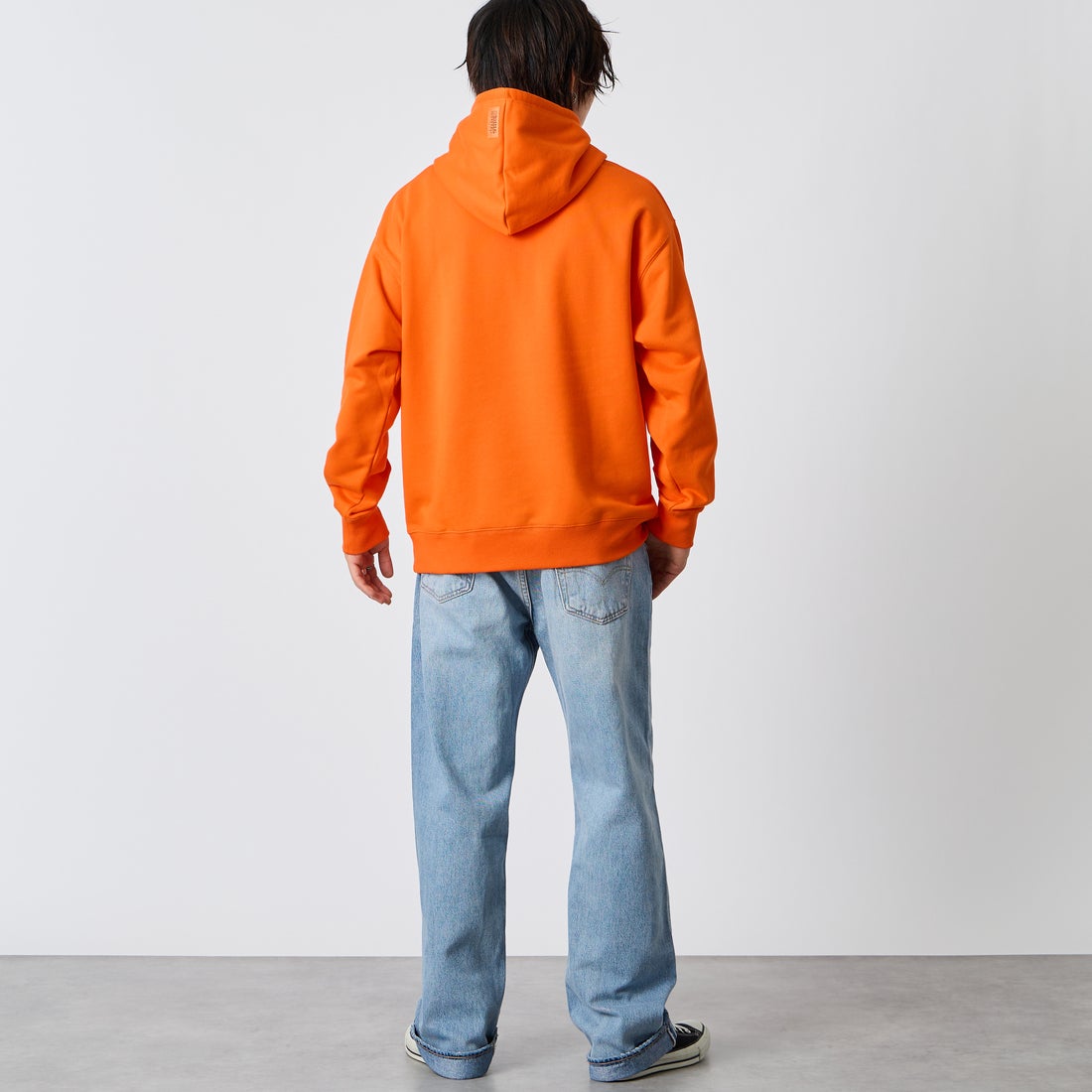 UNIVERSAL OVERALL [ユニバーサルオーバーオール] 別注 ワンポイントロゴ刺繍 スウェットパーカー [U2631230IN-JF] ORANGE &&モデル身長：177cm 着用サイズ：L&&