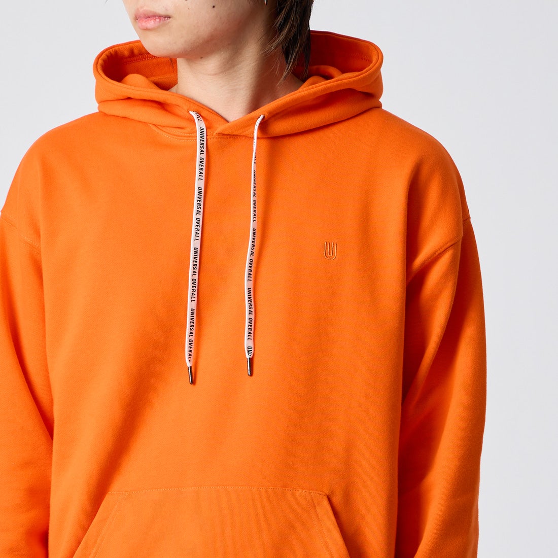 UNIVERSAL OVERALL [ユニバーサルオーバーオール] 別注 ワンポイントロゴ刺繍 スウェットパーカー [U2631230IN-JF] ORANGE &&モデル身長：177cm 着用サイズ：L&&