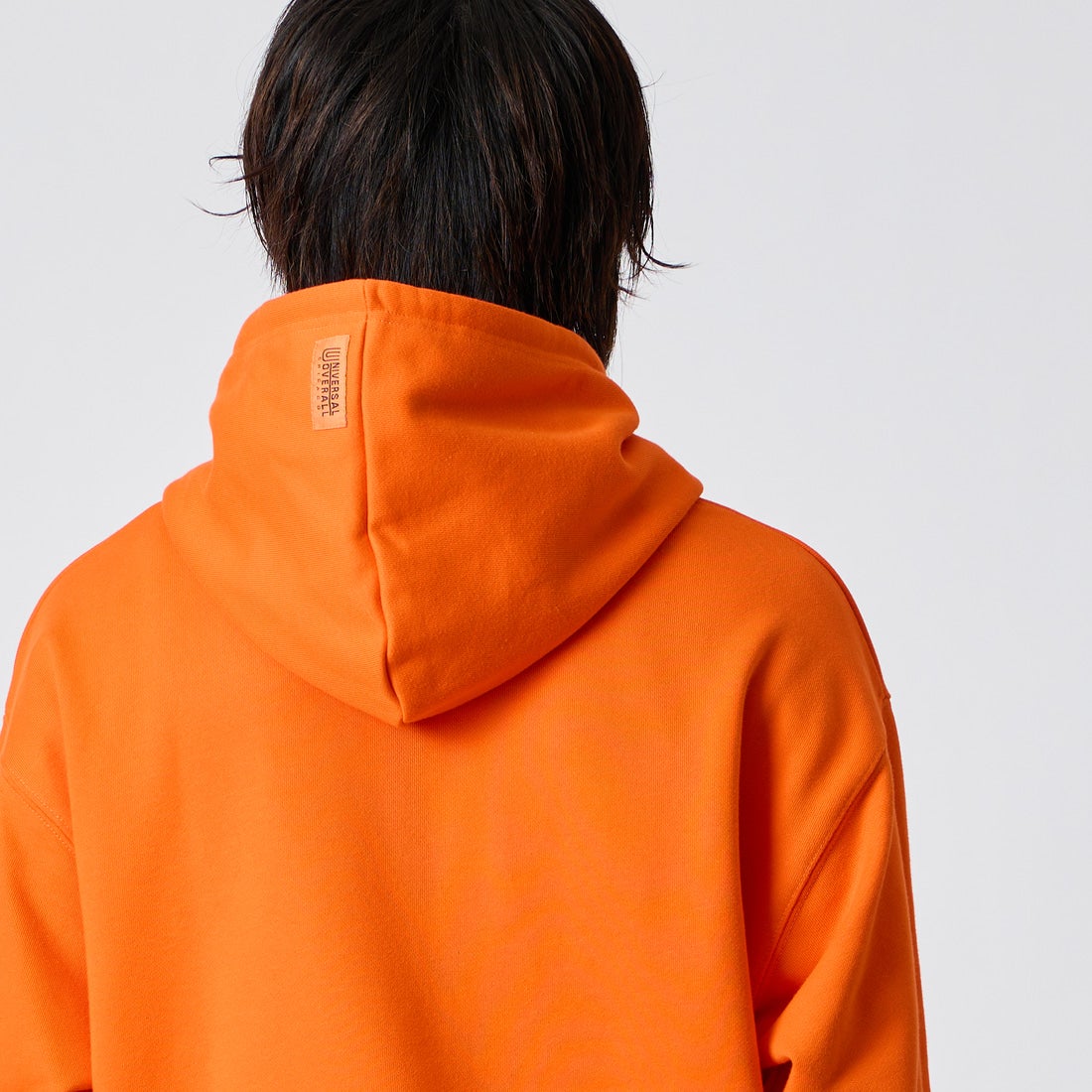 UNIVERSAL OVERALL [ユニバーサルオーバーオール] 別注 ワンポイントロゴ刺繍 スウェットパーカー [U2631230IN-JF] ORANGE &&モデル身長：177cm 着用サイズ：L&&