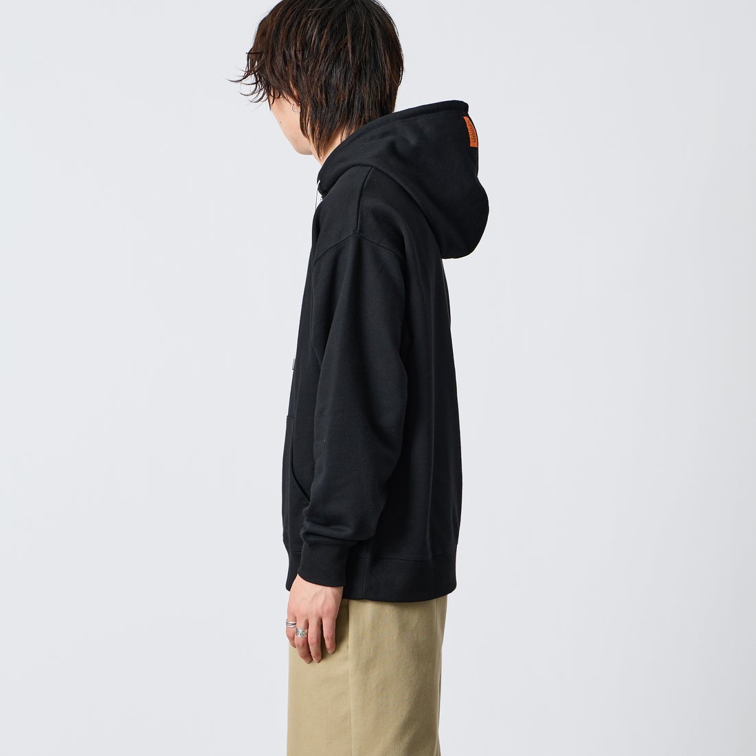 UNIVERSAL OVERALL [ユニバーサルオーバーオール] 別注 ワンポイントロゴ刺繍 スウェットパーカー [U2631230IN-JF] BLACK &&モデル身長：177cm 着用サイズ：L&&