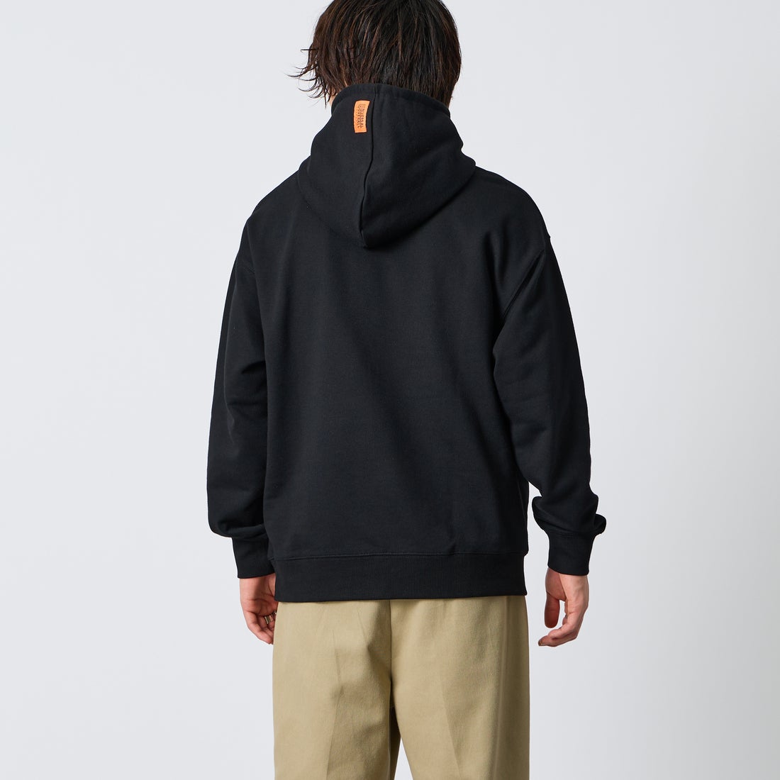 UNIVERSAL OVERALL [ユニバーサルオーバーオール] 別注 ワンポイントロゴ刺繍 スウェットパーカー [U2631230IN-JF] BLACK &&モデル身長：177cm 着用サイズ：L&&