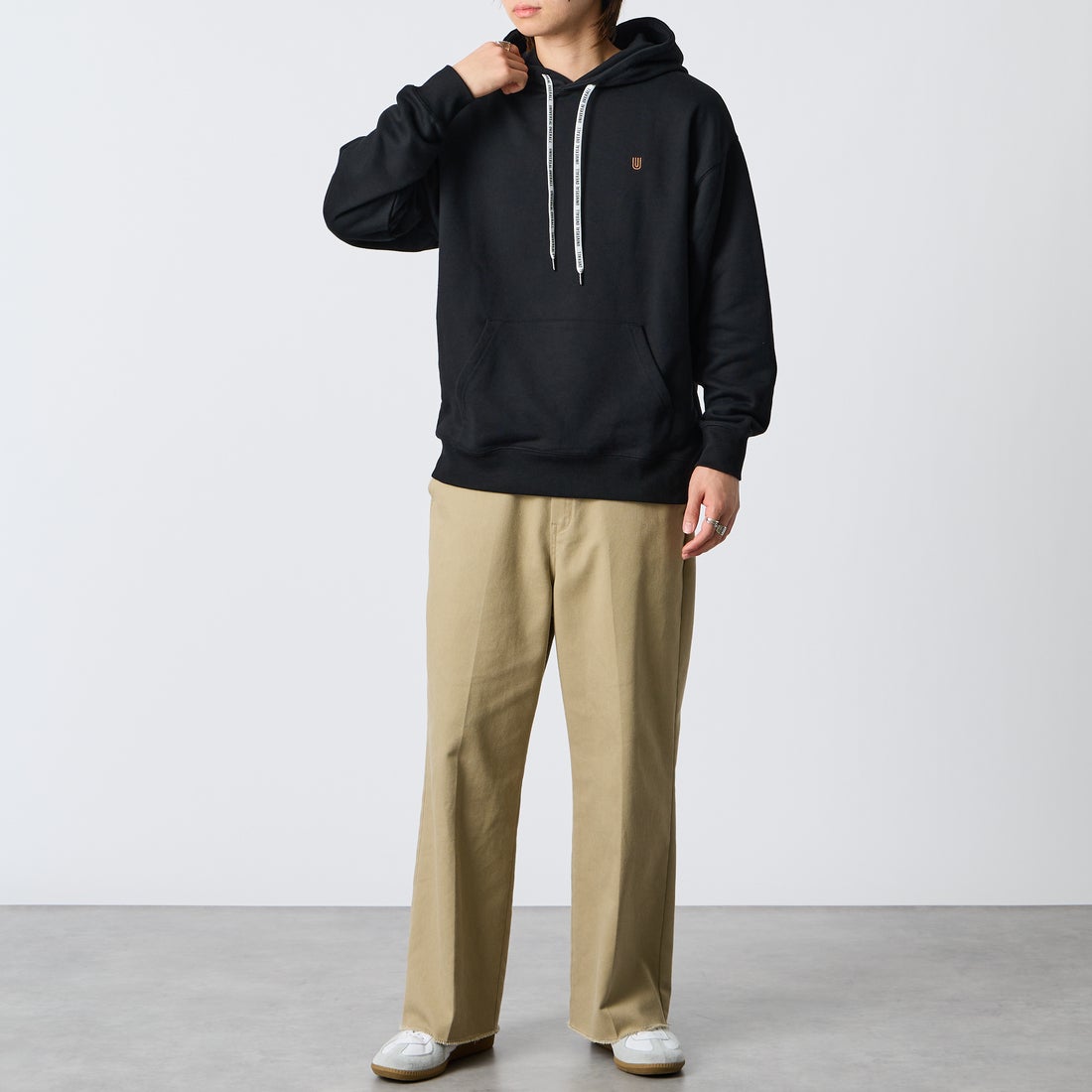 UNIVERSAL OVERALL [ユニバーサルオーバーオール] 別注 ワンポイントロゴ刺繍 スウェットパーカー [U2631230IN-JF] BLACK &&モデル身長：177cm 着用サイズ：L&&