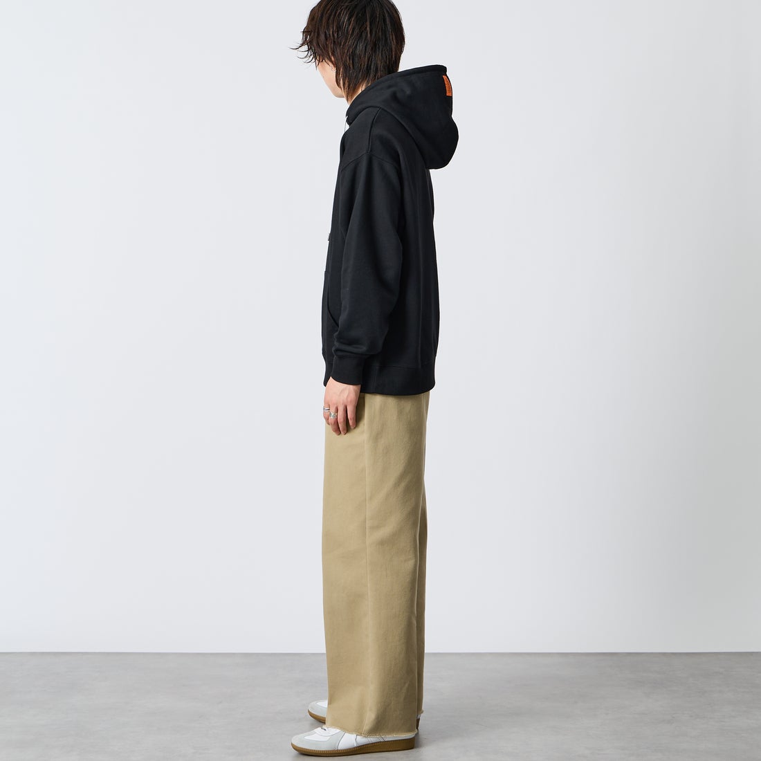 UNIVERSAL OVERALL [ユニバーサルオーバーオール] 別注 ワンポイントロゴ刺繍 スウェットパーカー [U2631230IN-JF] BLACK &&モデル身長：177cm 着用サイズ：L&&