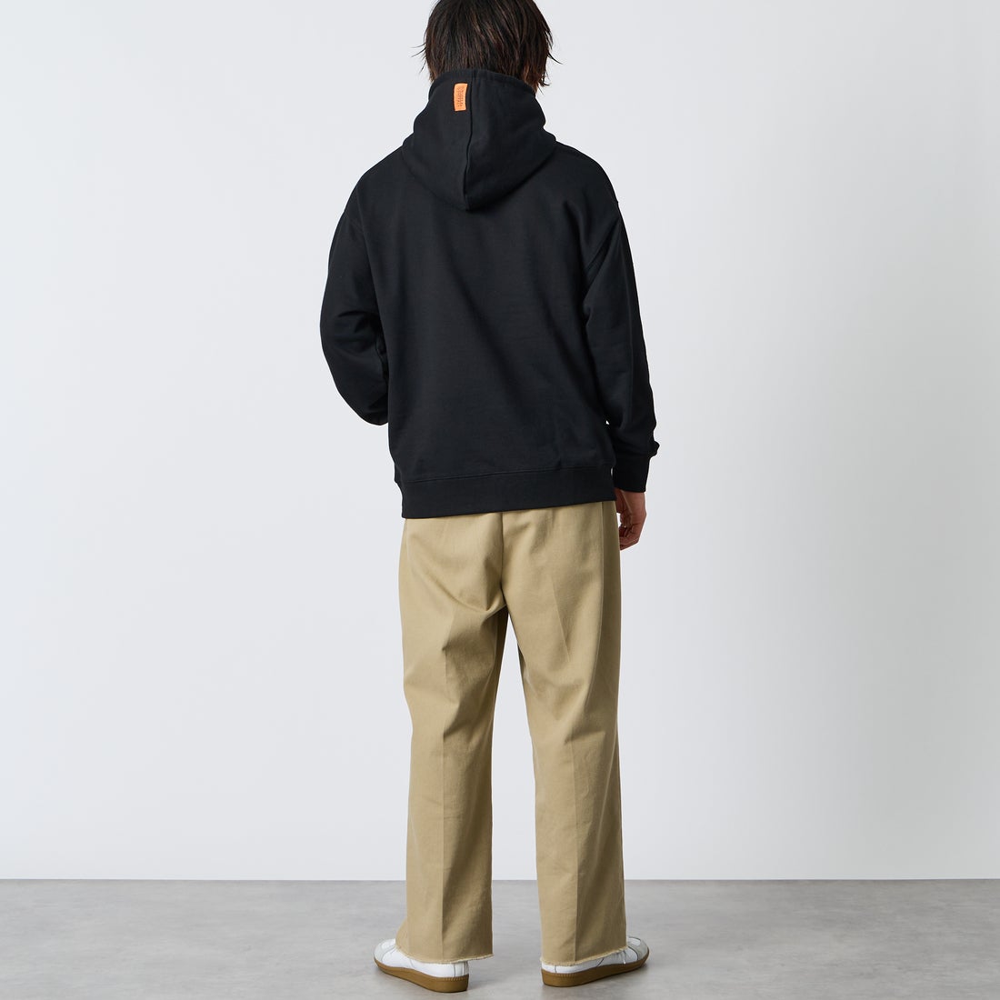 UNIVERSAL OVERALL [ユニバーサルオーバーオール] 別注 ワンポイントロゴ刺繍 スウェットパーカー [U2631230IN-JF] BLACK &&モデル身長：177cm 着用サイズ：L&&
