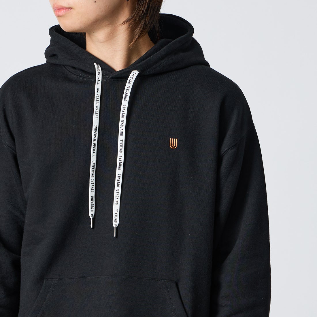 UNIVERSAL OVERALL [ユニバーサルオーバーオール] 別注 ワンポイントロゴ刺繍 スウェットパーカー [U2631230IN-JF] BLACK &&モデル身長：177cm 着用サイズ：L&&