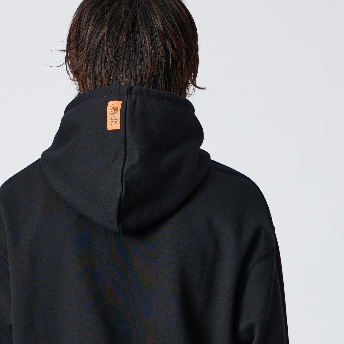 UNIVERSAL OVERALL [ユニバーサルオーバーオール] 別注 ワンポイントロゴ刺繍 スウェットパーカー [U2631230IN-JF] BLACK &&モデル身長：177cm 着用サイズ：L&&
